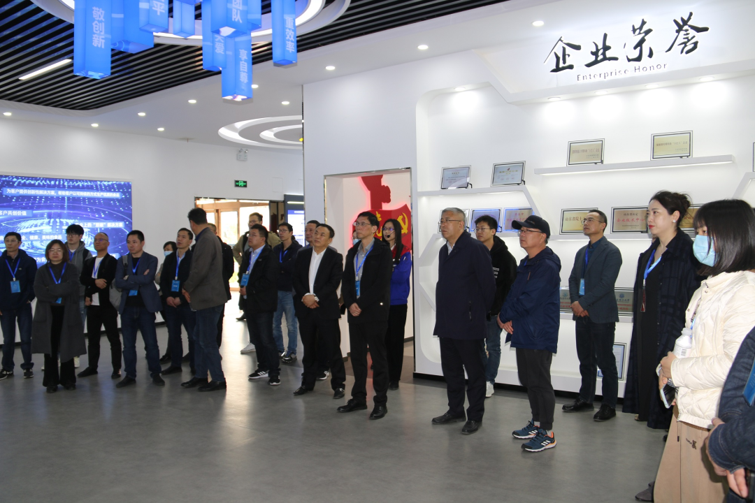 舟山市經信局副局長毛潤洲攜舟山市優秀企業家代表一行40余人蒞臨銳智股份調研考察! 舟山市經信局副局長毛潤洲攜舟山市優秀企業家代表一行40余人蒞臨銳智股份調研考察!